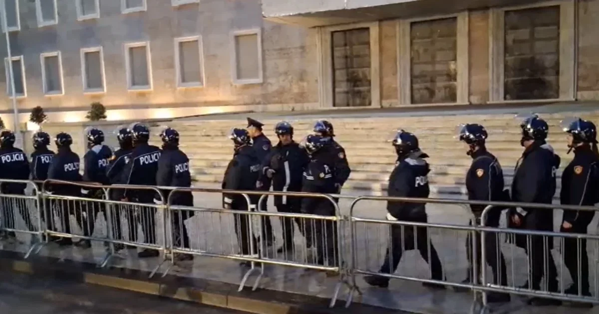 Policia bllokon rrugët  1300 efektivë do të vendosen përpara godinës së Kryeministrisë për protestën e opozitës