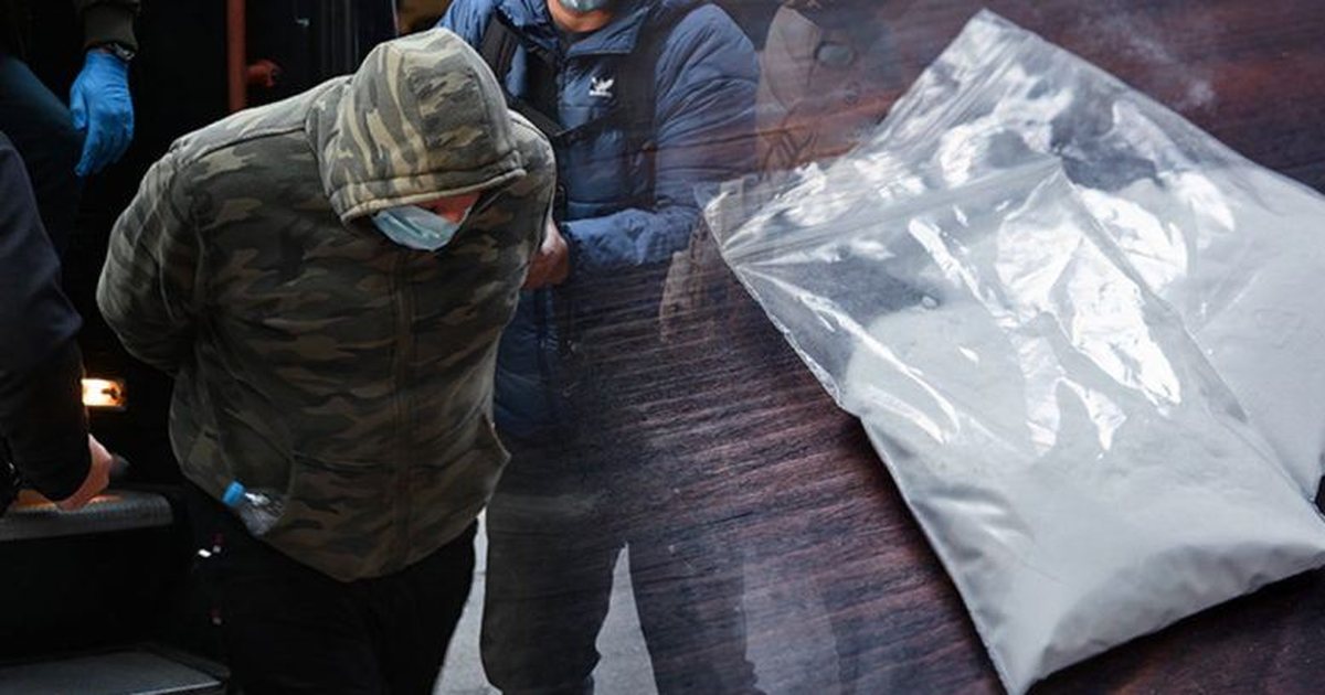 FOTO  Operacion në Greqi  shqiptari kapet në Portin e Pireut me drogë  Qeni nuhatës i zbulon laboratorin në banesë