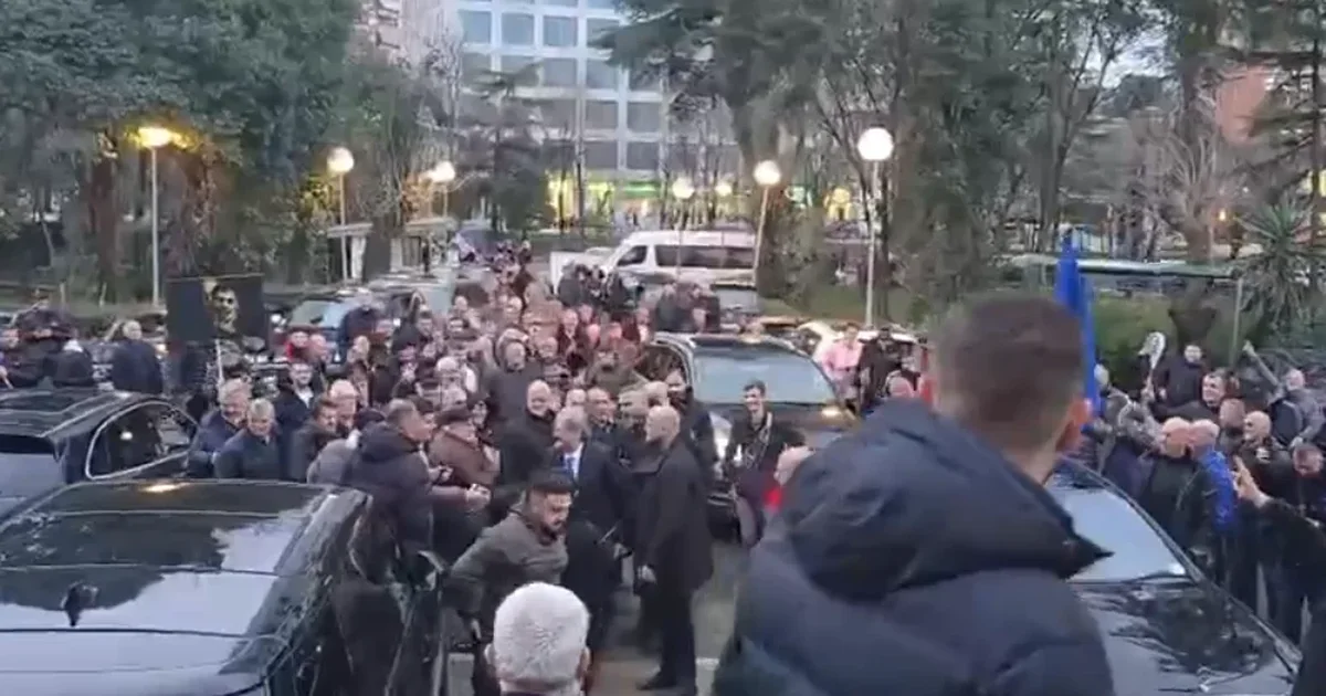 Nis protesta e Partisë Demokratike  Mbështetësit e opozitës mblidhen para selisë blu  mbërrin edhe Berisha