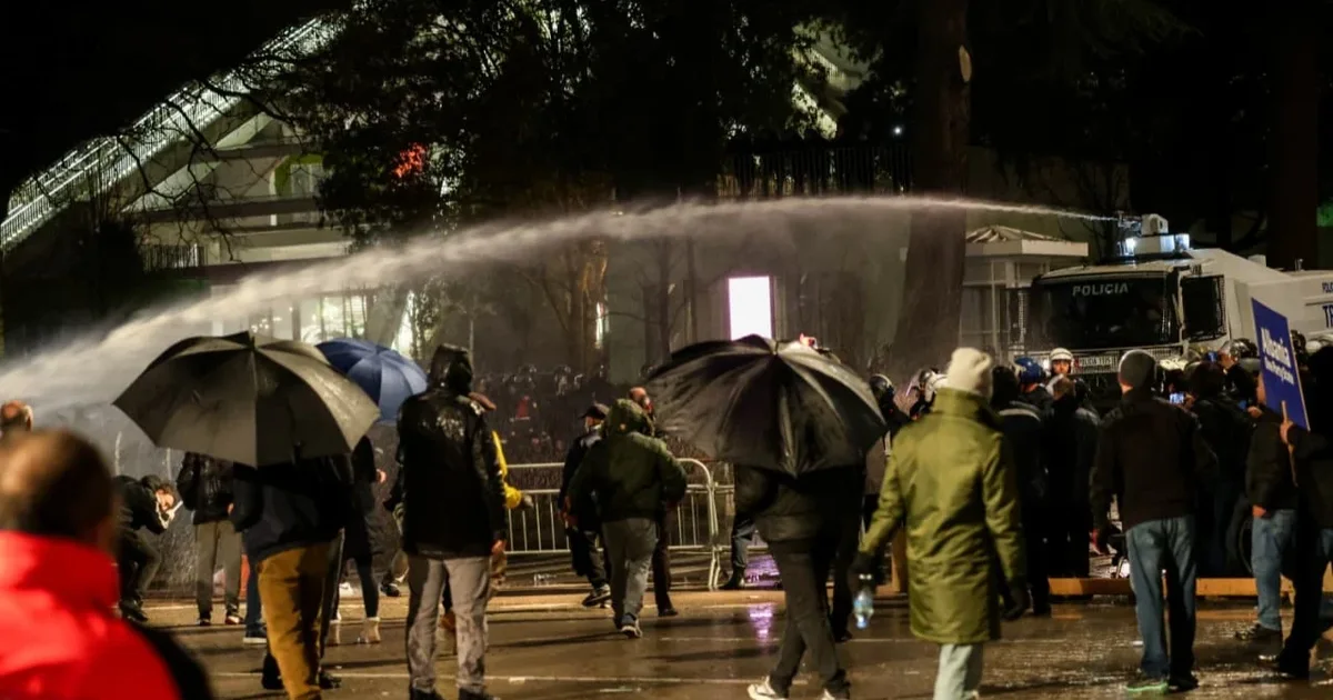 Protestuesit  rrethojnë  Kuvendin  hedhin molotovë  lëndohet një punonjës policie