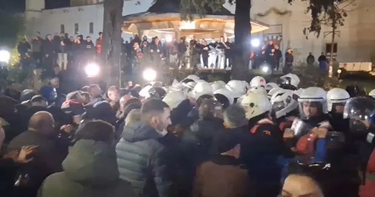 Protesta  Përshkallëzohet situata para Parlamentit  breshëri molotovësh e fishekzjarresh