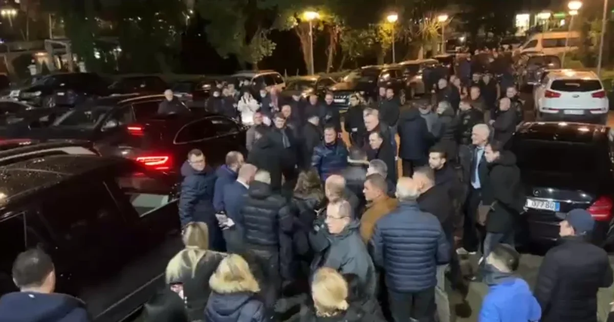 Deputeti demokrat çohet me urgjencë drejt Traumës  PD  Ka goditje në kokë