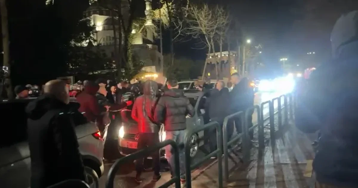 Protestuesit përplasen edhe me qytetarët  nuk i lënë të kalojnë  gjuajnë me grushte drejt makinës