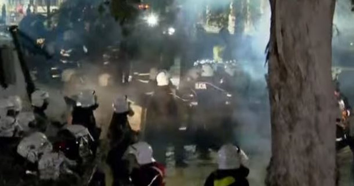 Tensionet gjatë protestës  13 persona të shoqëruar nga policia