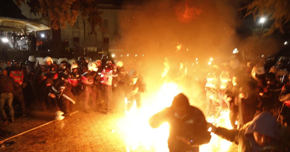 EMRAT  Protesta e PD para Kryeministrisë  Molotovë dhe fishekzjarrë drejt godinës e policisë  arrestohen 21 persona