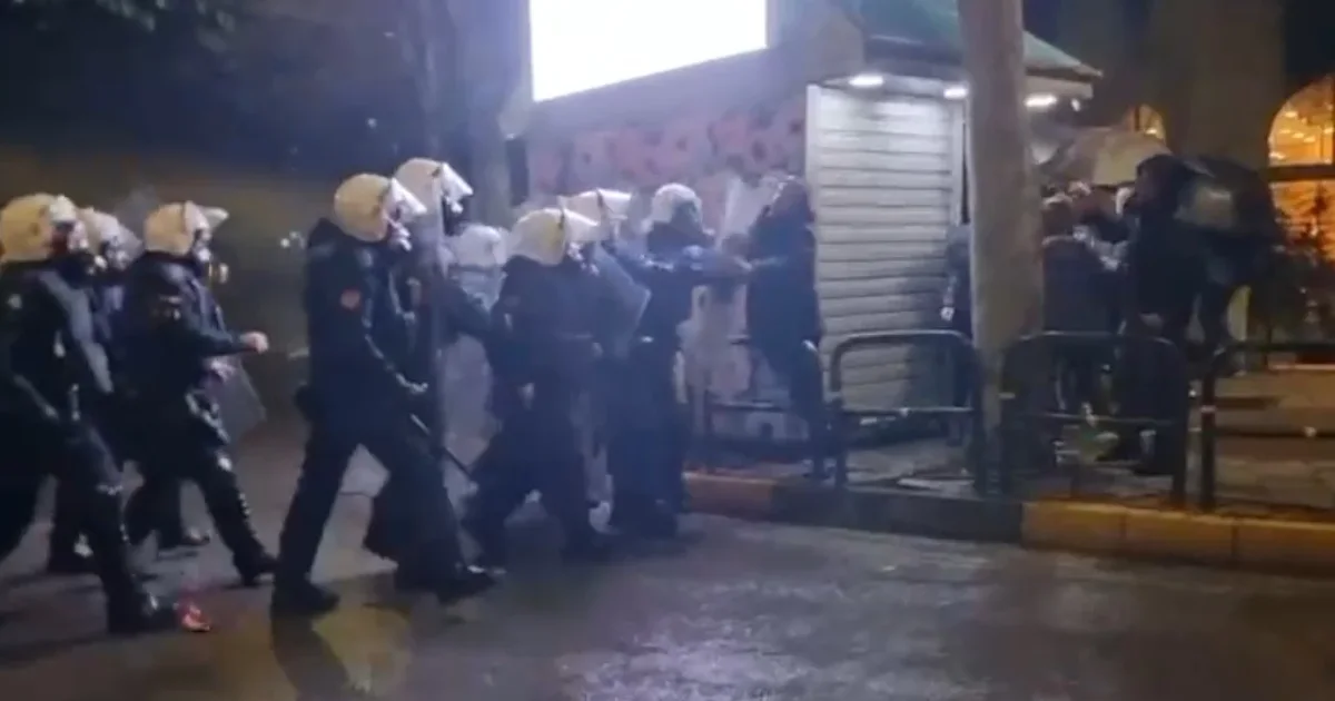 Video  Protesta përpara Kuvendit  del momenti i plotë kur deputeti Nallbati goditet gjatë përplasjes me policinë