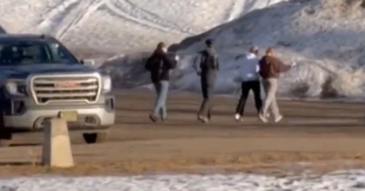 VIDEO  Masakra me 10 të vrarë dhe 25 të plagosur brenda shkollës në Kanada  dalin pamjet e para  Fëmijë e mësues vrapojnë