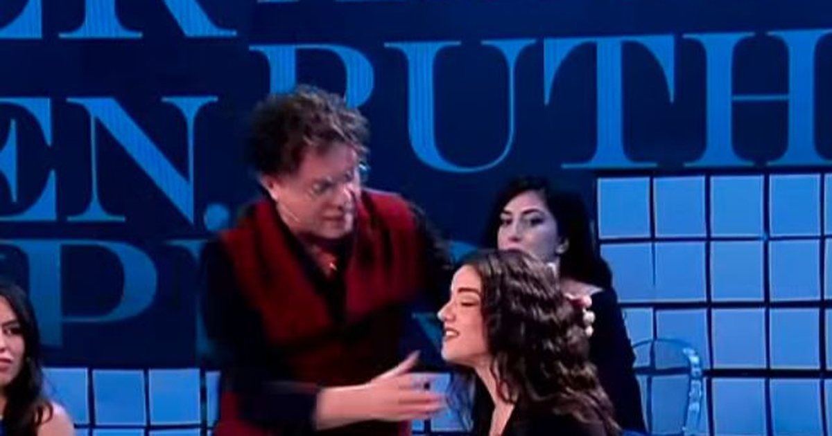 VIDEO  Dalin pamjet kur Laert Vasili puth konkurrenten e  Për puthen 