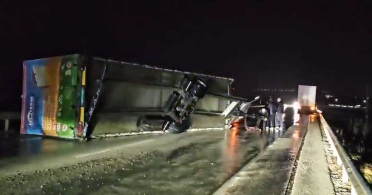 Stuhi ere në Korçë  përmbyset kamioni në rrugë