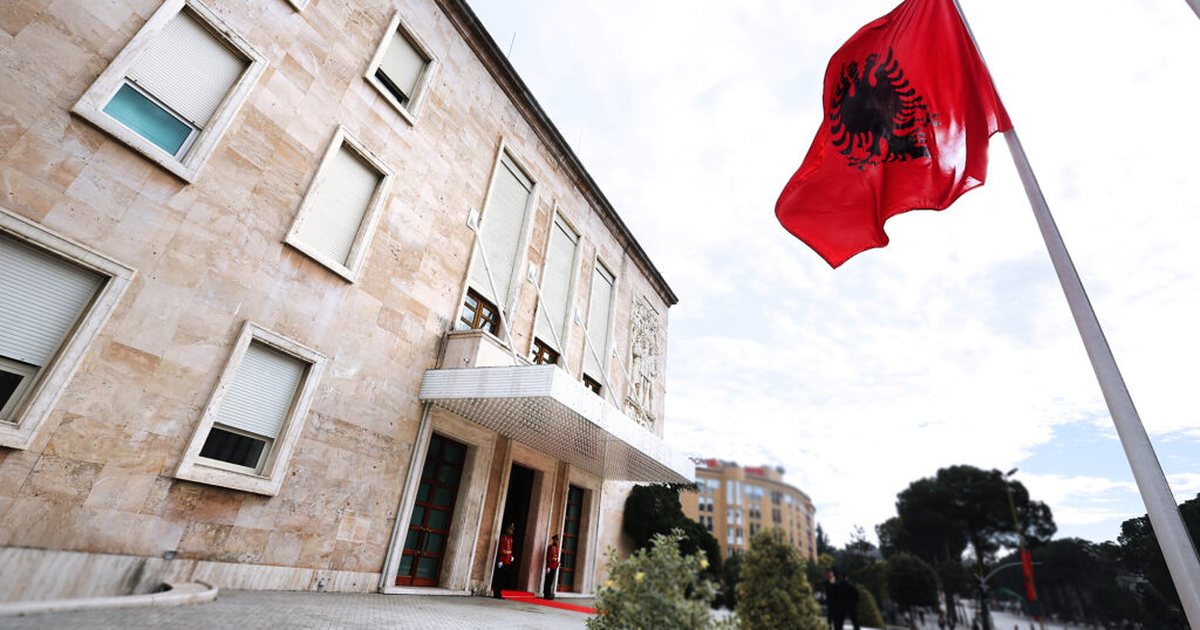 Studentët e ekselencës  Qeveria shtyn kontratat e punës  nuk do të largohen nga administrata