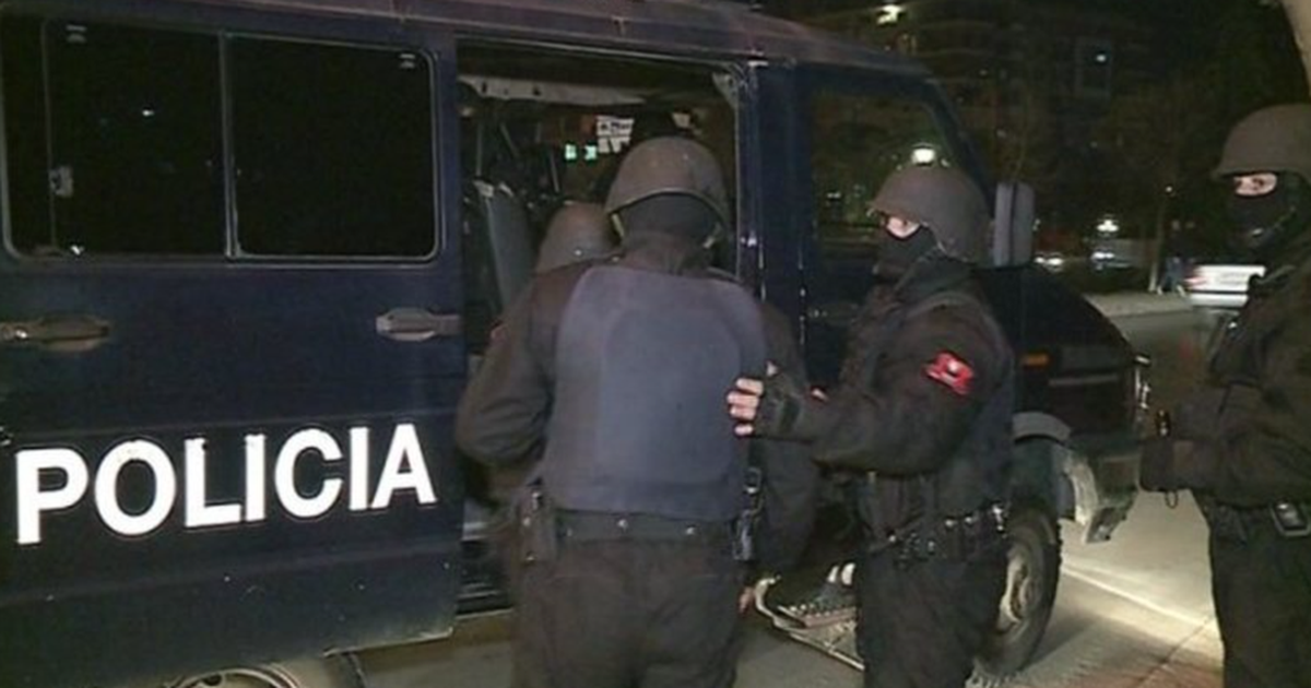 Policia godet një grup kriminal në Elbasan  lëndohet një efektiv gjatë operacionit