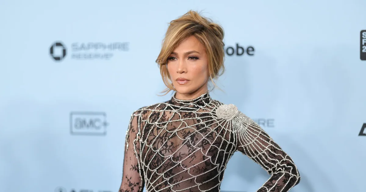 Jennifer Lopez zbulon sekretin e një qafe të bukur  rutinat e bukurisë dhe stërvitjen me pesha