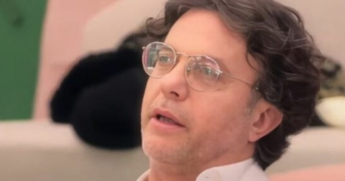 Puthi në buzë konkurrenten e  Përputhen   HABIT me reagimin e tij Laert Vasili 