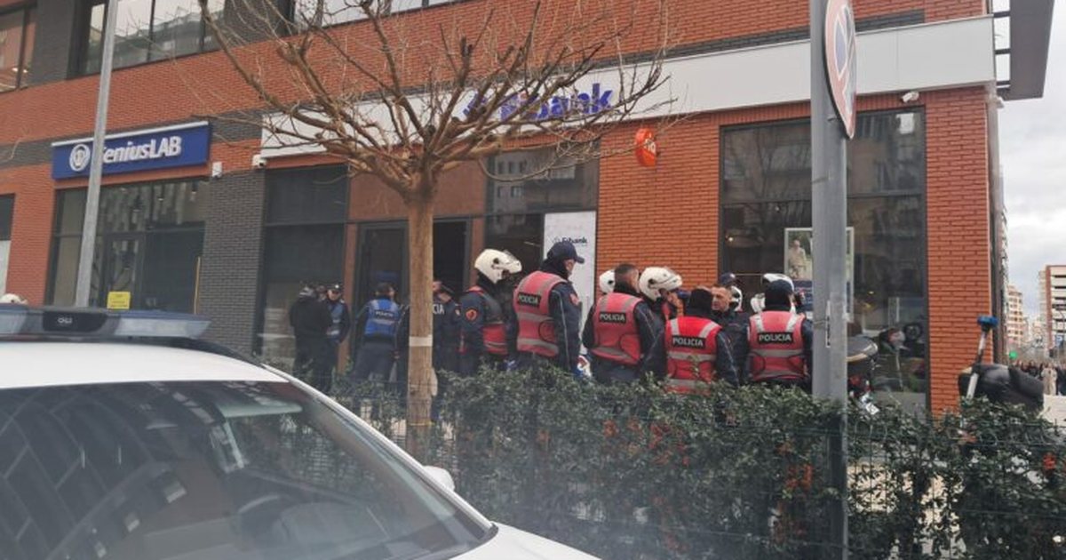 EMRI  Qëllohet me armë brenda filialit të Fibank në Tiranë  policia nuk thotë nëse u grabitën paratë