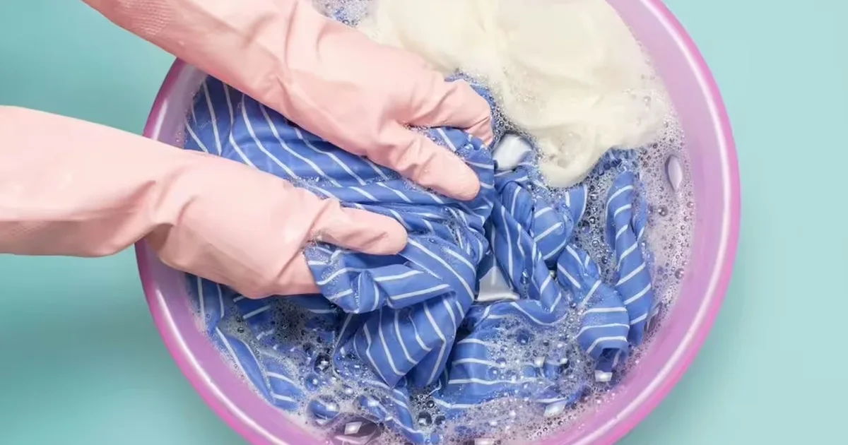 Rigjallëroni rrobat e bardha duke përdorur një përbërës kuzhine shumë të lirë dhe tejet efektiv