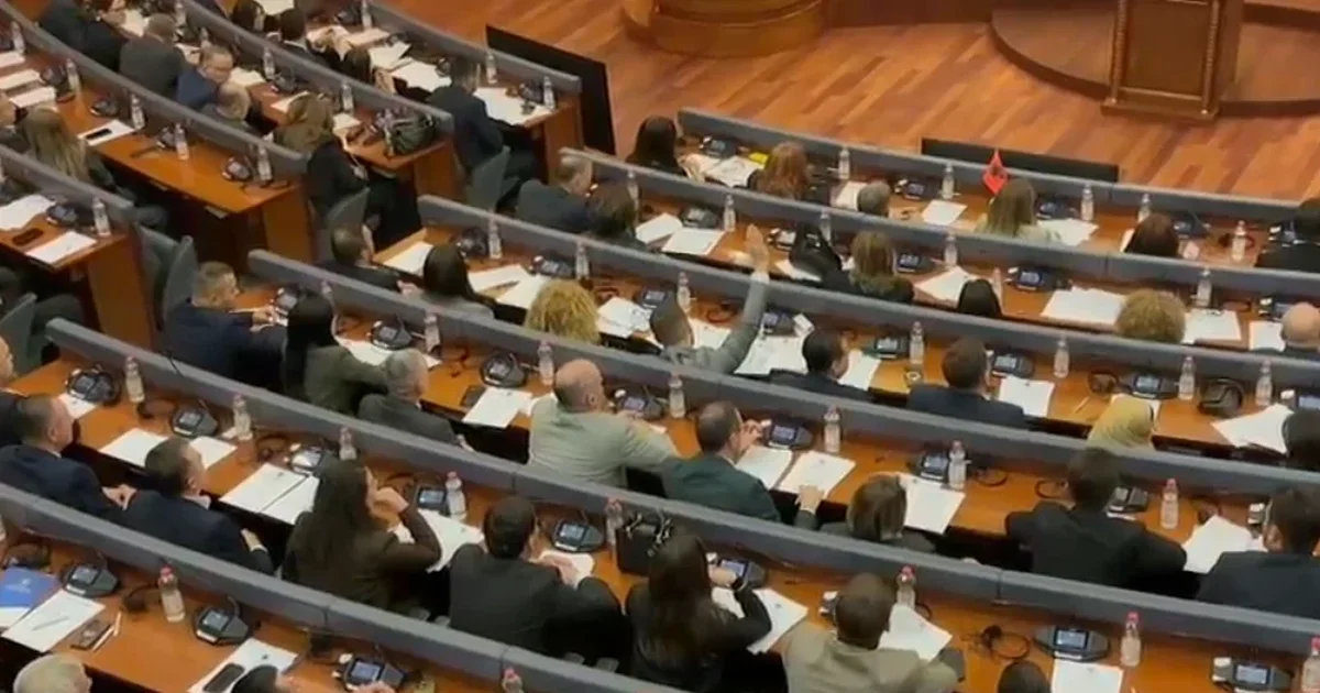 Me 90 vota pro dhe një kundër  Kuvendi i Kosovës miraton rezolutën për procesin gjyqësor në Hagë