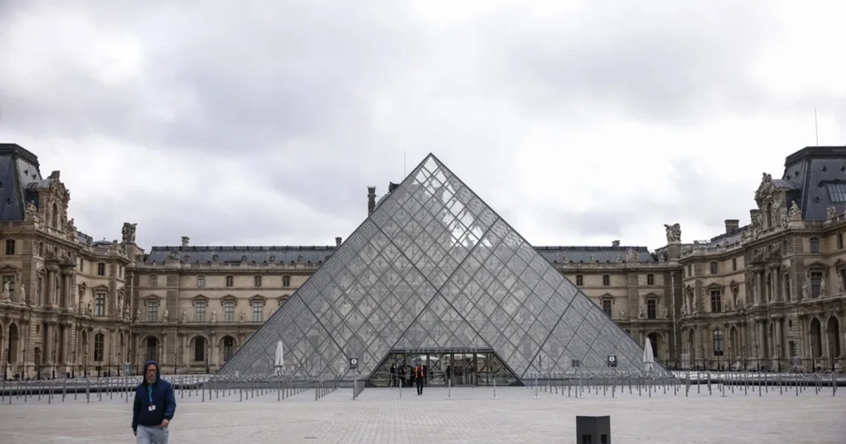 10 mln euro dëm  Arrestohen 9 persona për mashtrim me biletat në Luvër  përfshirë dy punonjës të muzeut