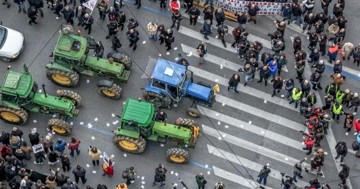 Traktorët  pushtojnë  sheshin Syntagma  fermerët grekë kërkojnë zgjidhje për çmimet dhe kostot