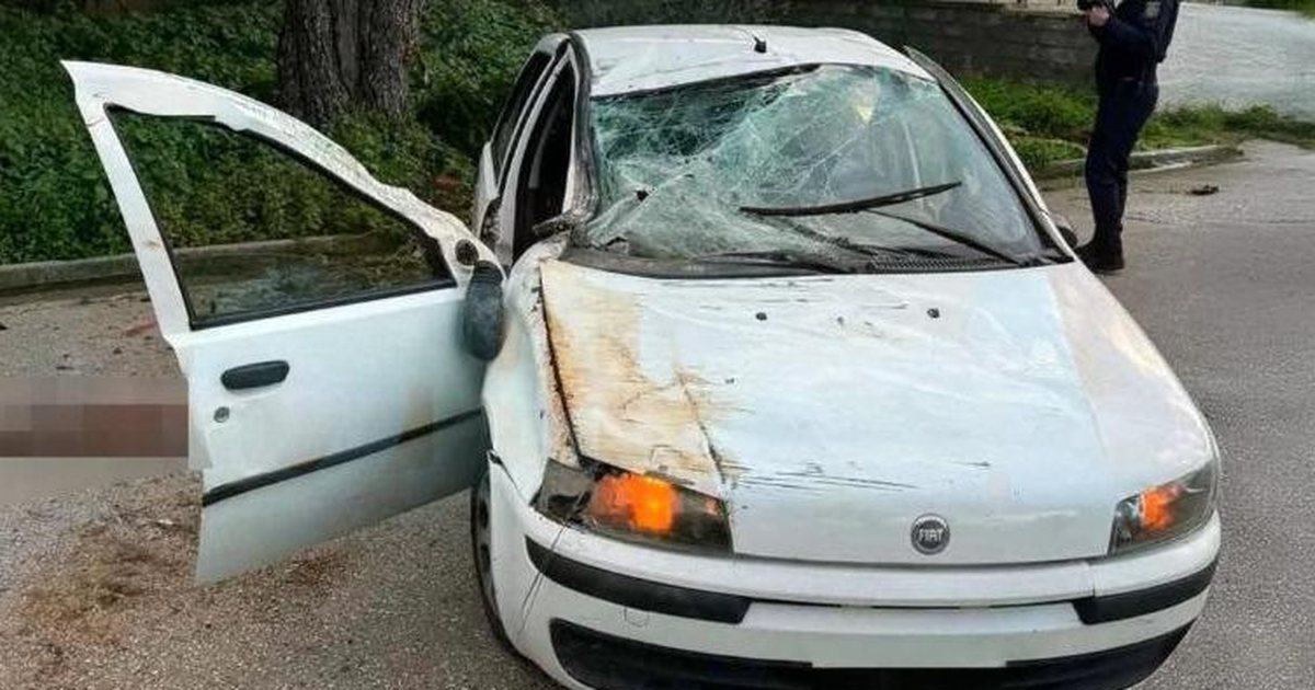 Greqi  Automjeti me 3 të mitur përplaset me një pemë  humb jetën 15 vjeçari  Në makinë edhe një shqiptar