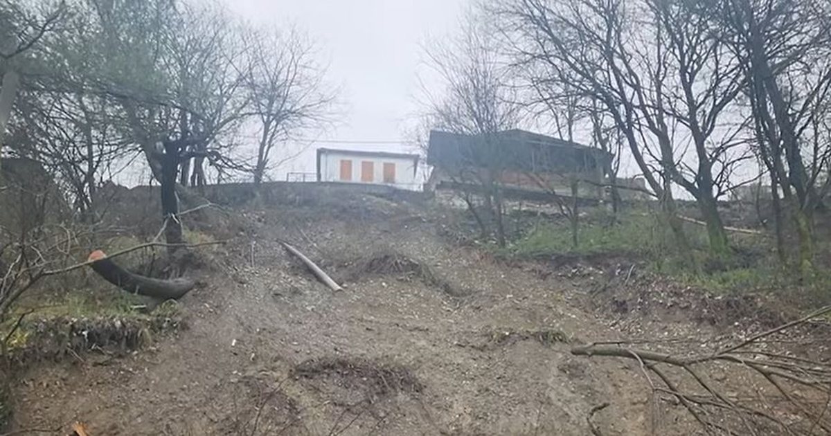 Rrëshqitja izolon lagjen  Pllakë  në Gjirokastër  banorët pa energji  rruga bllokohet nga masivi i dheut