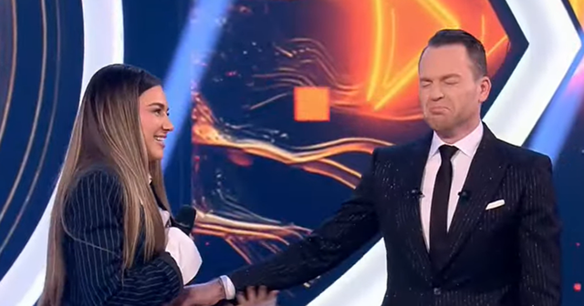  Ndihem si Boli sot   Ledjoni ngacmon Elvanën  Në këtë periudhë të jetës    