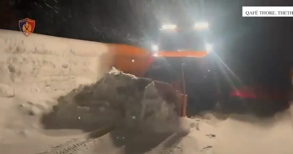 Ortekët e dëborës bllokojnë rrugën  ndalohet qarkullimi i automjeteve në aksin Qafë Thore Theth