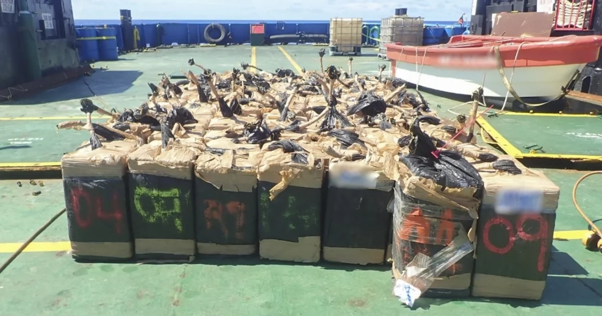 Marina franceze sekuestron 2 4 ton kokainë në Paqësor