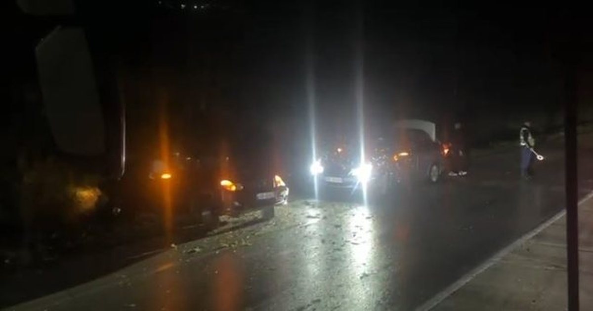 Aksident në aksin Peqin Elbasan  Makina përfundon në kanal pas përplasjes me automjet tjetër