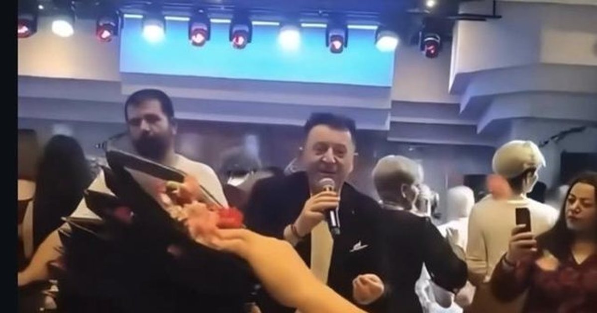 VIDEO  Çfarë ndodhi në koncertin e Ylli Bakës  Këngëtari goditet nga publiku
