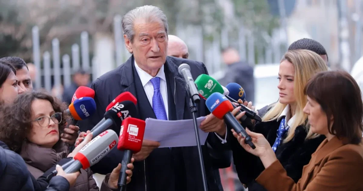  Gjithë bota e pa kryengritjen paqësore të opozitës   Berisha  Diktaturat nuk rrëzohen me votë  por me revoltë