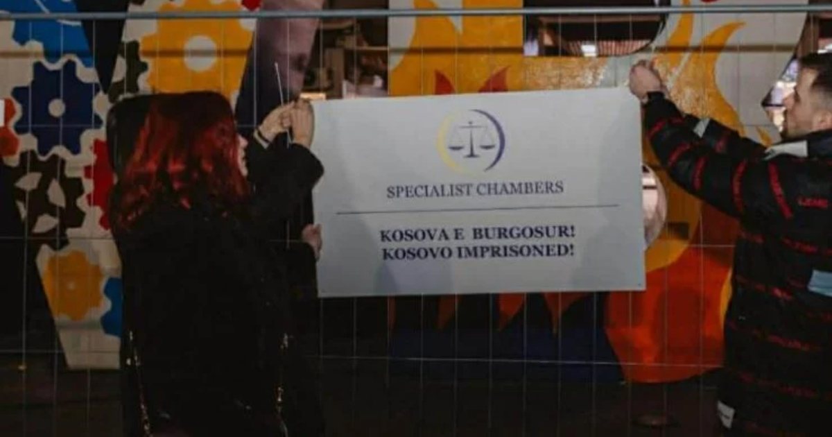  Kosova e burgosur   Protesta simbolike në 18 vjetorin e pavarësisë në Prishtinë   Newborn  rrethohet me hekura