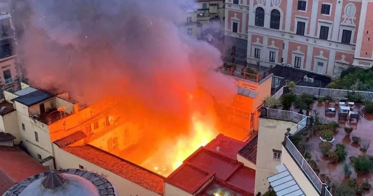 Video  Zjarr në zemër të Napolit  flakët përfshijnë teatrin e njohur të qytetit