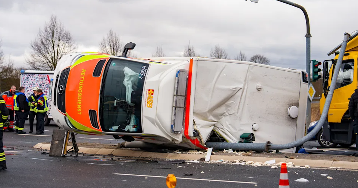 Ambulanca përplaset me  Mini Cooper  in që drejtohej nga një e re  5 të plagosur në Gjermani