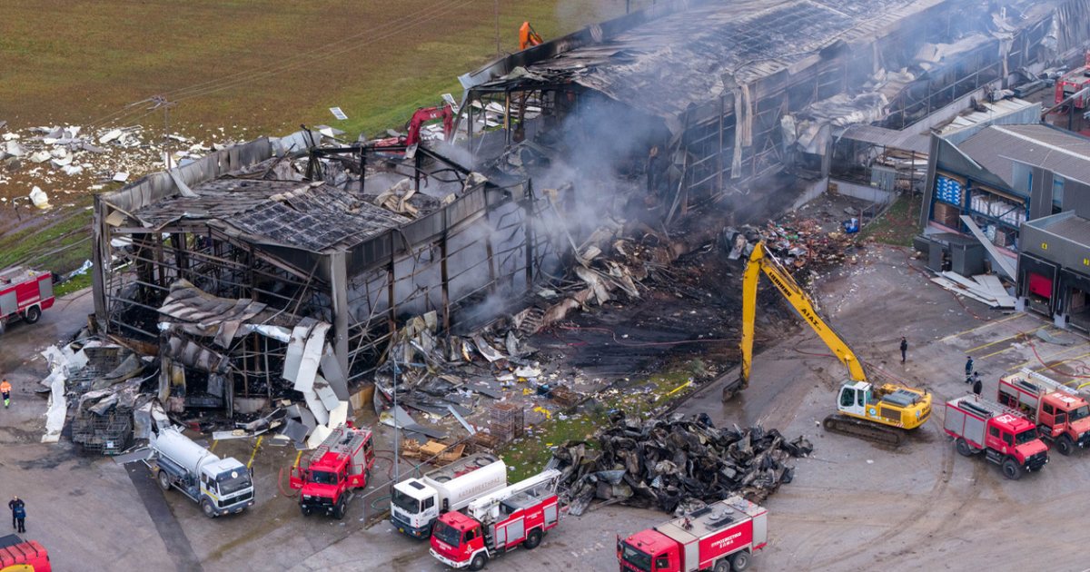  Pronari më tha të thoja se era është nga gropat e ujërave të zeza    Zjarri në fabrikën e biskotave në Greqi  dëshmitë tronditëse të punonjësve