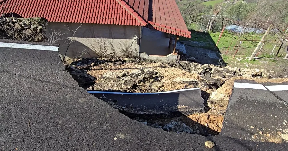Shembet segmenti rrugor prej 20 metrash në Mallakastër  asfalti përfundon në oborrin e banesës private