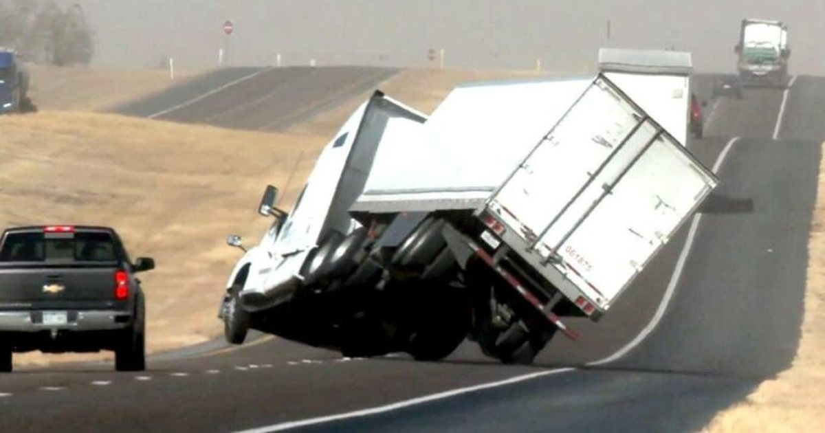 Era e fortë përmbys kamionin në mes të autostradës në Teksas  aksidenti bëhet viral  VIDEO 