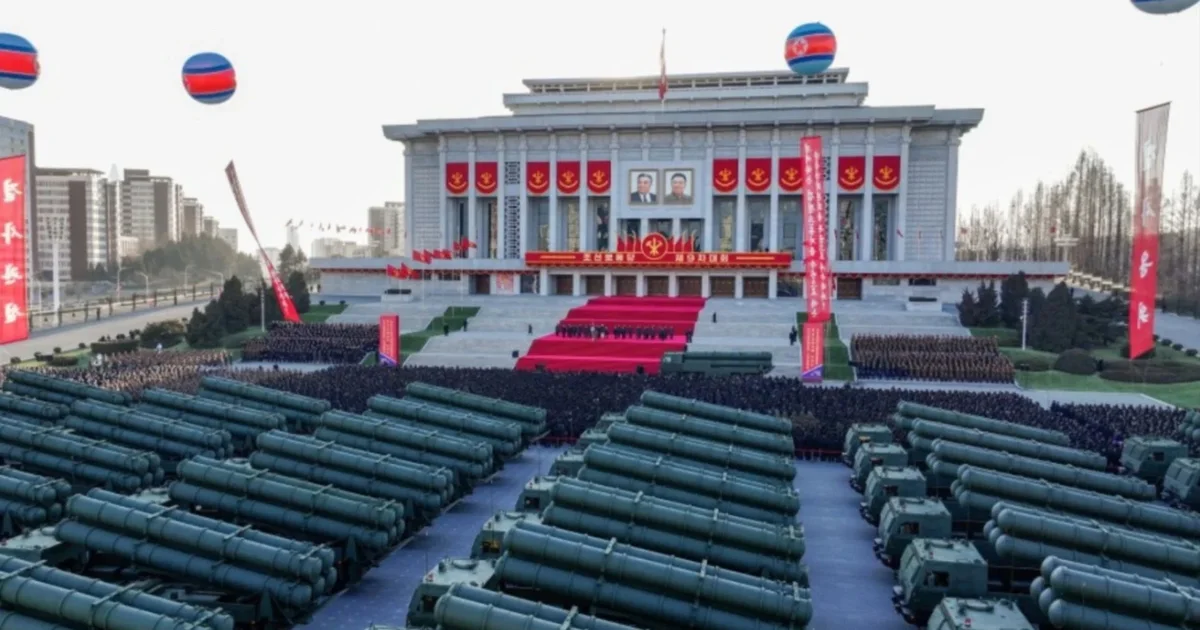 Kim Jong Un prezanton mjetin e ri ushtarak  mund të mbajë dhe transportojë disa raketa bërthamore njëkohësisht