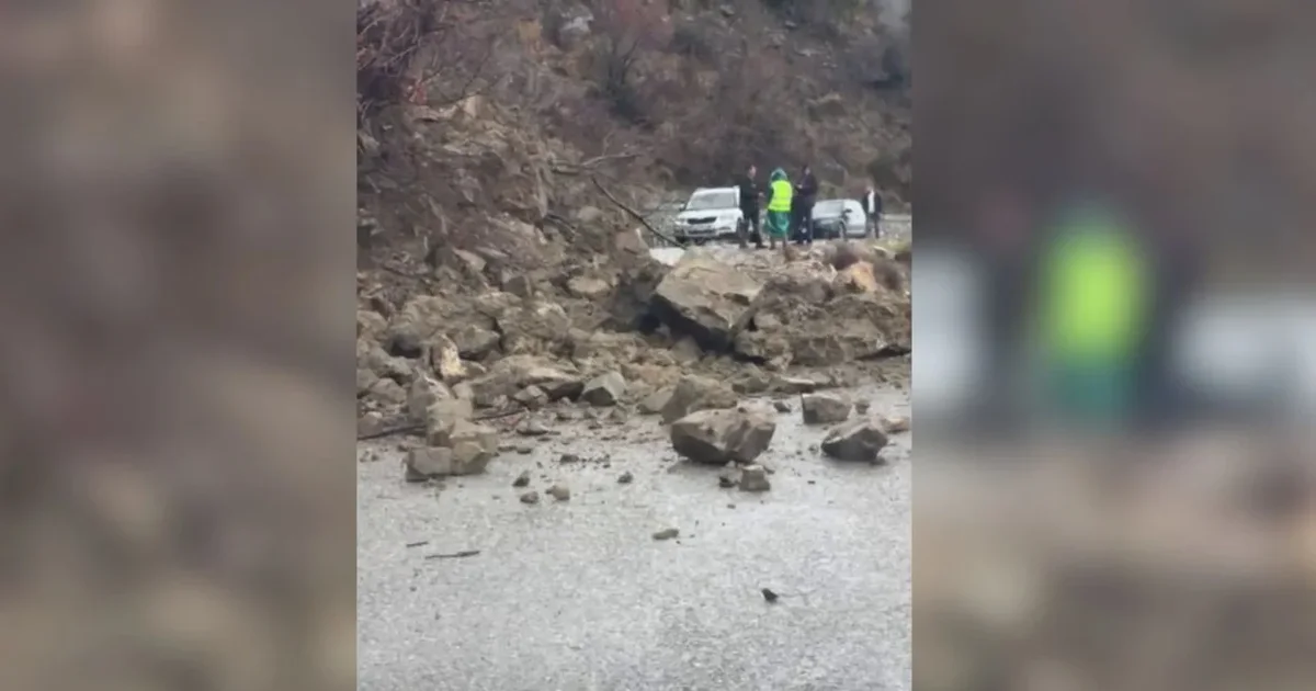 FOTO  Moti i keq  rënie inertesh në disa akse rrugore në Elbasan  prurjet e lumenjve mbi mesatare