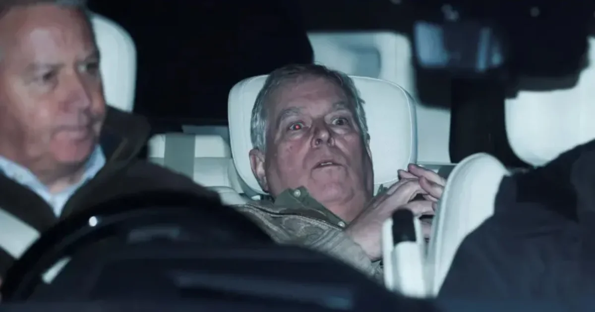  Më shumë fat se përvojë   6 orë pritje për një foto  si u kap imazhi i Dukës Andrew pas daljes nga policia