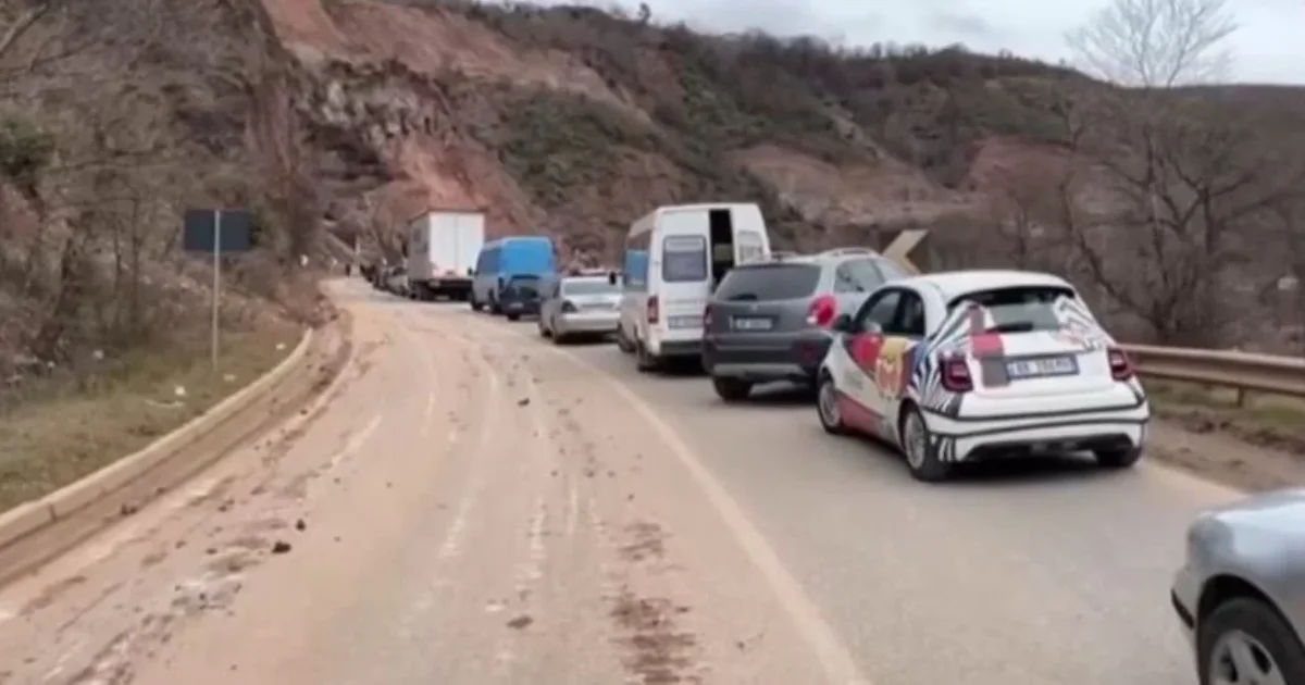 Rrëshqitja e tokës në Librazhd Përrenjas  dëmtohet gjysma e rrugës  vijon lëvizja me një korsi