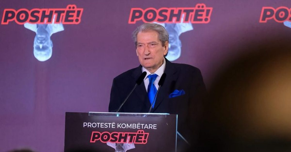 Rrëzimi i bustit të Enver Hoxhës  Berisha  Hitleri i pasluftës  Guximtarët përmbysën kultin e satanit