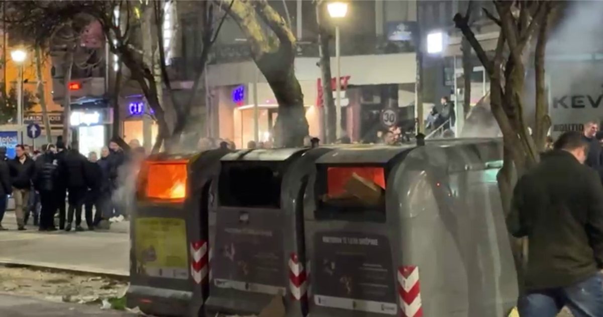 Protesta e PD së  protestuesit hedhin molotov pranë parlamentit  policia përgjigjet me gaz lotsjellës