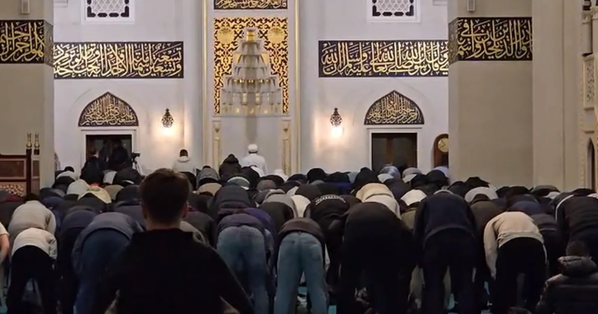 Tymi i molotovëve dhe gazit lotsjellës mbulon Xhaminë e Namazgjasë  besimtarët vijojnë faljen