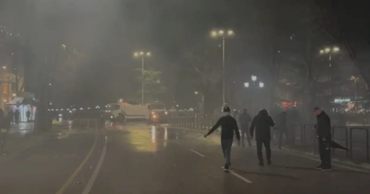  Është hedhur gaz lotsjellës në zyrat e selisë   PD reagon pas trazirave në protestë  Policia ndërpreu edhe faljen e besimtarëve myslimanë