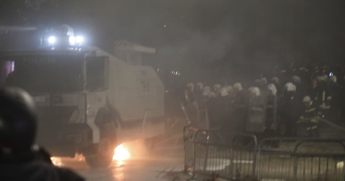 Tensionet në protestën e opozitës  policia shoqëron 25 persona
