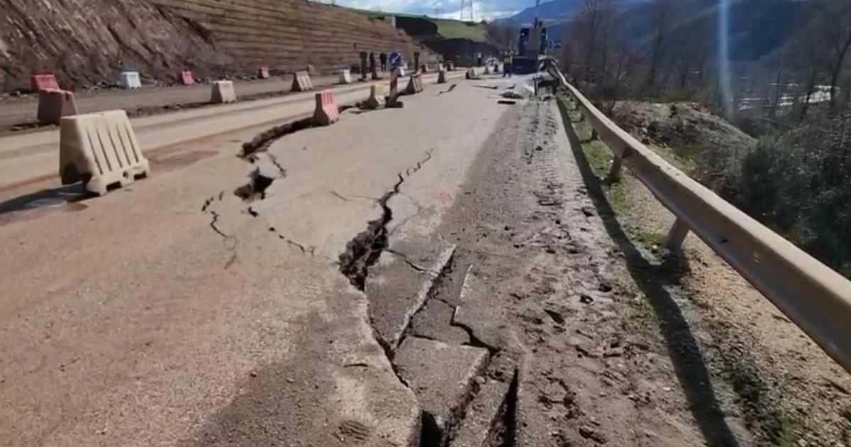  Paralizohet  lëvizja drejt juglindjes  ARRSH  Përdorni rrugën alternative Maliq Lozhan  Moglic Gramsh  Elbasan