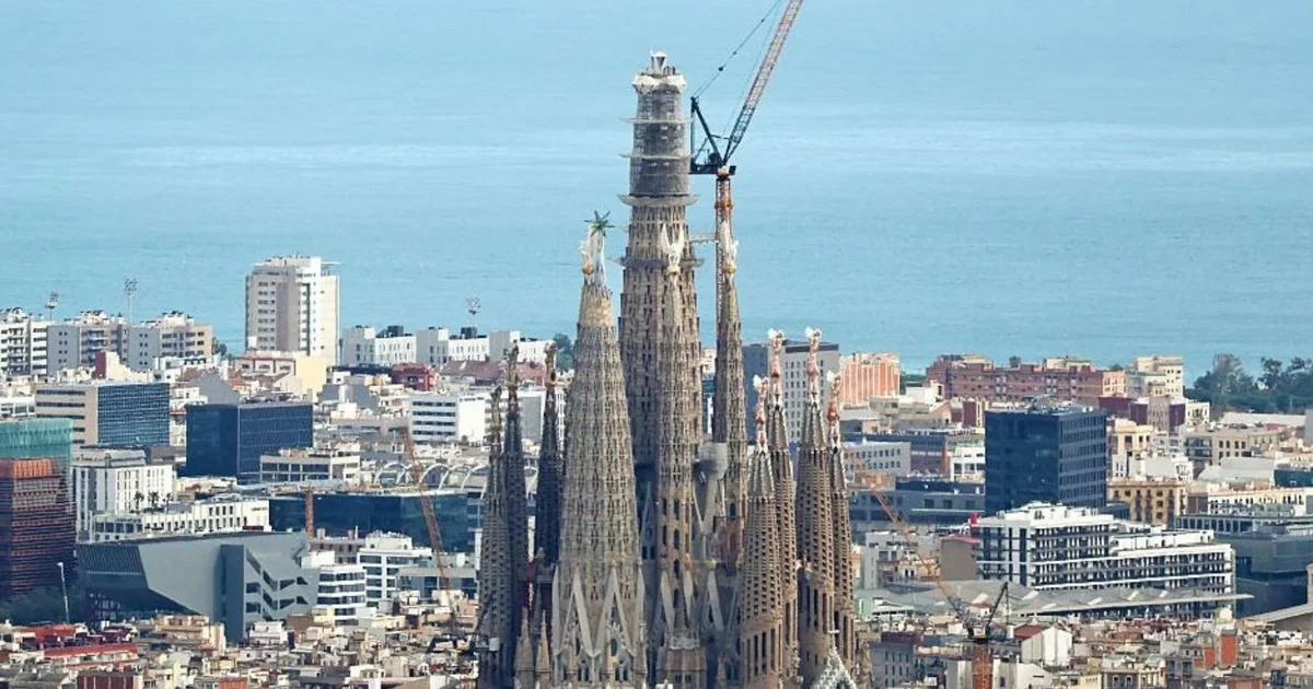 Moment historik në Barcelonë  144 vite pas fillimit të ndërtimit të saj  vendoset pjesa e fundit e strukturës së kishës  Sagrada Familia 