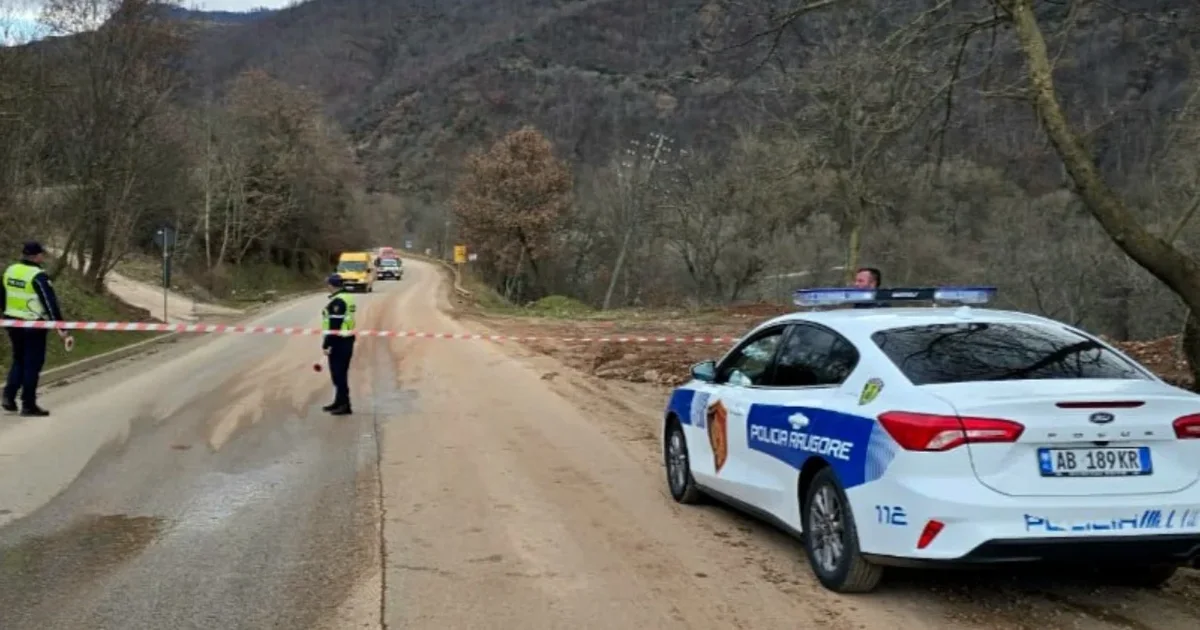 Rruga drejt juglindjes e bllokuar  policia  Do të lejohet vetëm kalimi i ambulancave  zjarrfikëseve dhe mjeteve të policisë