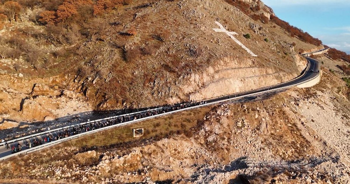 Iu zaptuan pronat  Kisha Katolike u del në krah banorëve të Baks Rrjollit  organizon  Udhën e Kryqit 