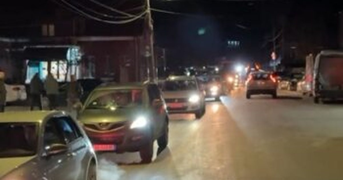 Trafiku kilometrik  policia bllokon qarkullimin në hyrje të Maliqit  Qytetares i bie të fikët gjatë debatit me efektiëvt